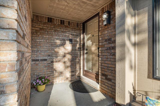 31456 Hunters Circle Drive, Farmington Hills, MI 48334