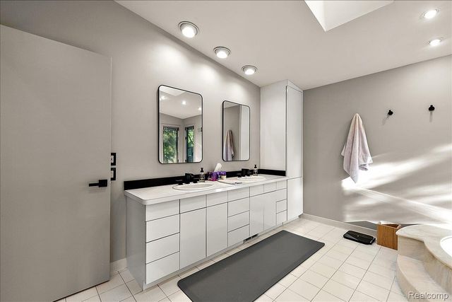31456 Hunters Circle Drive, Farmington Hills, MI 48334