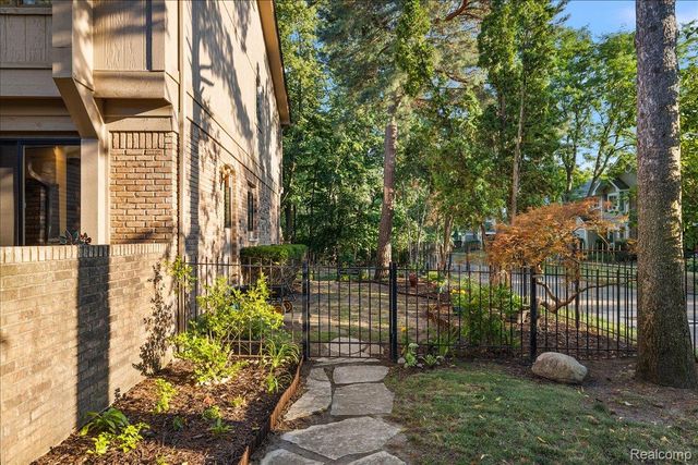 31456 Hunters Circle Drive, Farmington Hills, MI 48334