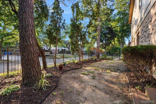 31456 Hunters Circle Drive, Farmington Hills, MI 48334