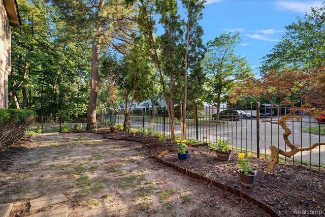 31456 Hunters Circle Drive, Farmington Hills, MI 48334
