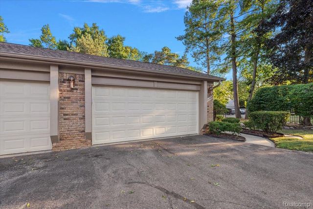 31456 Hunters Circle Drive, Farmington Hills, MI 48334