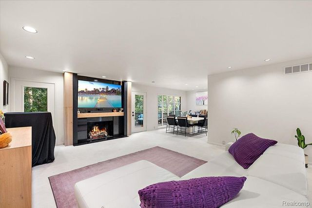 31456 Hunters Circle Drive, Farmington Hills, MI 48334