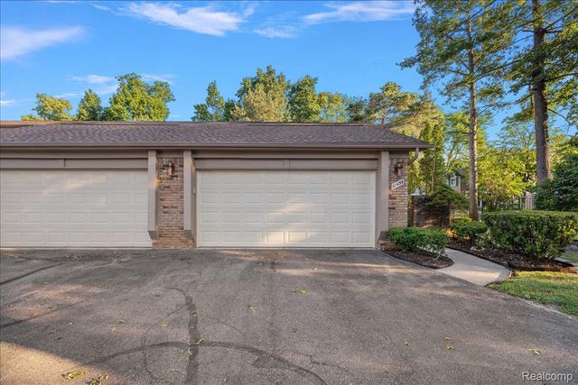 31456 Hunters Circle Drive, Farmington Hills, MI 48334