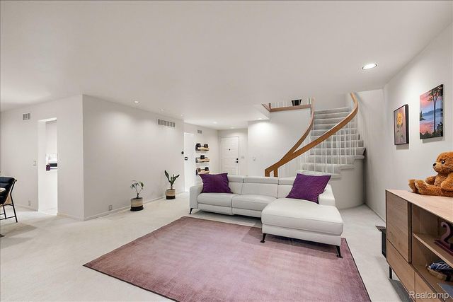 31456 Hunters Circle Drive, Farmington Hills, MI 48334