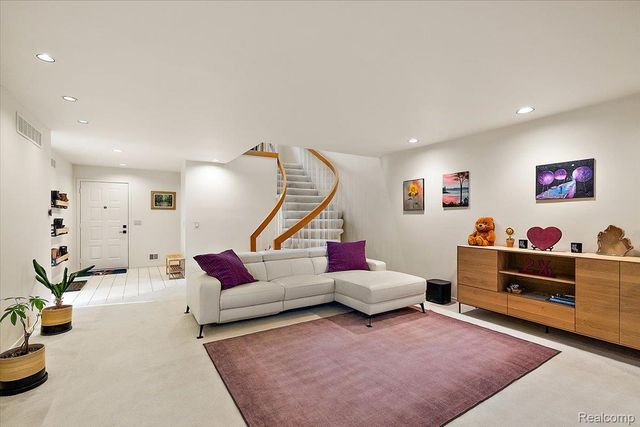 31456 Hunters Circle Drive, Farmington Hills, MI 48334