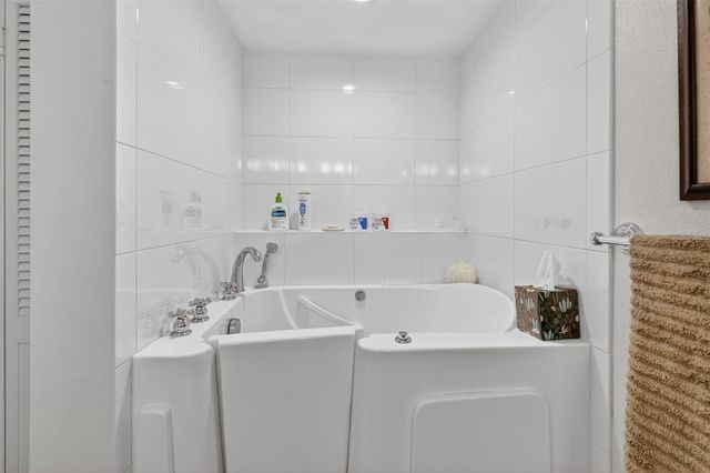 100 S TREMAIN STREET F1, Mount Dora, FL 32757