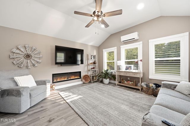 417 Hammond Avenue, Mount Carmel, TN 37645