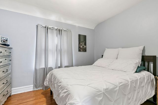 4915 W WINNEMAC Avenue, Chicago, IL 60630