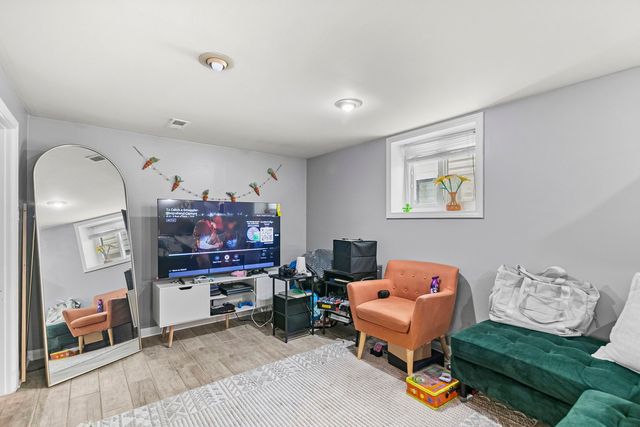 4915 W WINNEMAC Avenue, Chicago, IL 60630