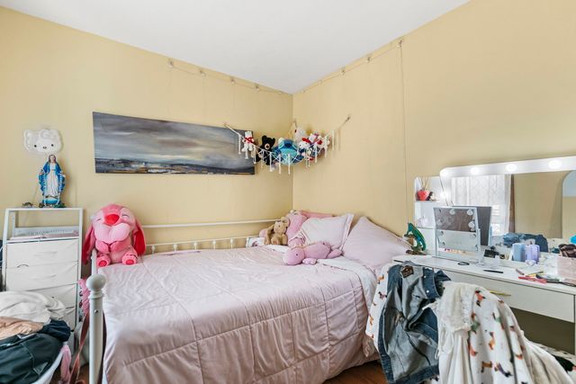 4915 W WINNEMAC Avenue, Chicago, IL 60630