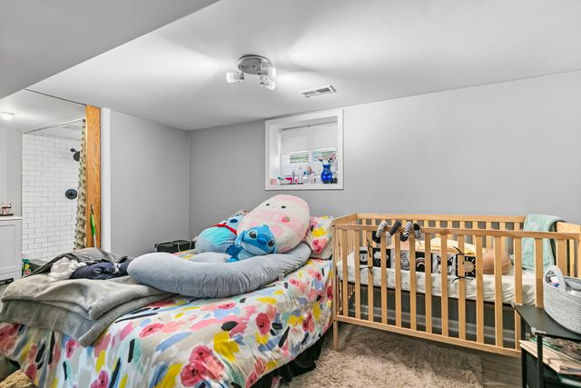 4915 W WINNEMAC Avenue, Chicago, IL 60630