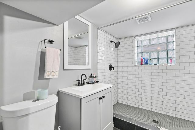 4915 W WINNEMAC Avenue, Chicago, IL 60630