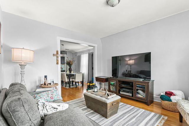4915 W WINNEMAC Avenue, Chicago, IL 60630
