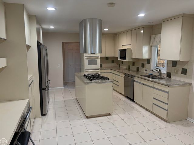 1728 Hiview Court, Bloomfield Twp, MI 48302
