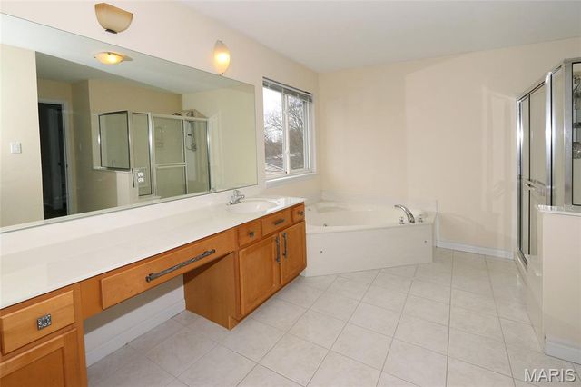 2352 The Courts Drive, Chesterfield, MO 63017