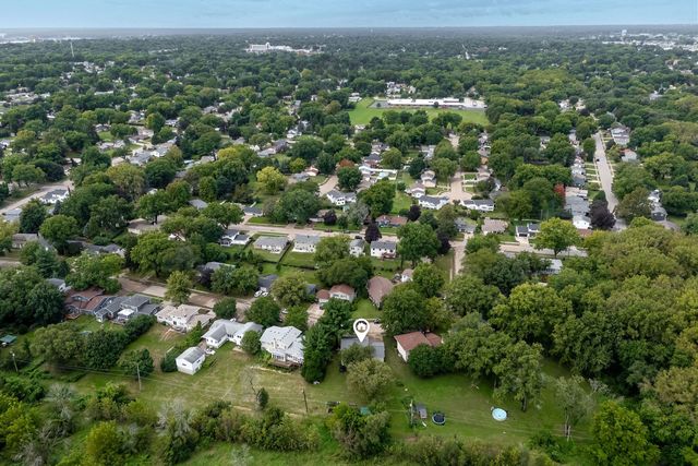 2853 FAIRHAVEN Road, Davenport, IA 50803
