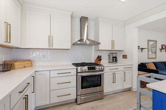 2853 FAIRHAVEN Road, Davenport, IA 50803