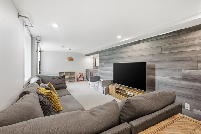 2853 FAIRHAVEN Road, Davenport, IA 50803