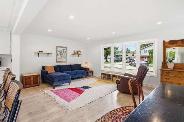 2853 FAIRHAVEN Road, Davenport, IA 50803