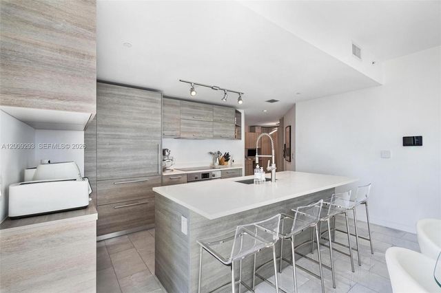 650 NE 32nd St 2101, Miami, FL 33137