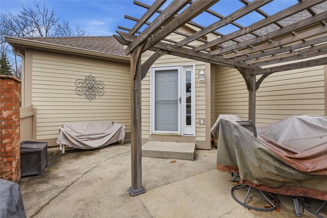 135 Linden Ct, Seven Fields Boro, PA 16046