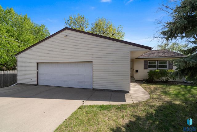 2700 S Hawthorne Ave Avenue, Sioux Falls, SD 57105