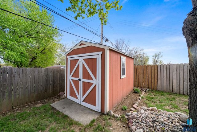 2700 S Hawthorne Ave Avenue, Sioux Falls, SD 57105