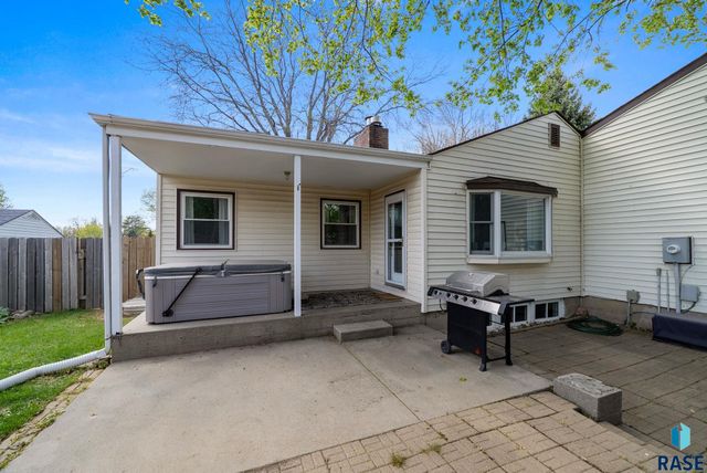 2700 S Hawthorne Ave Avenue, Sioux Falls, SD 57105