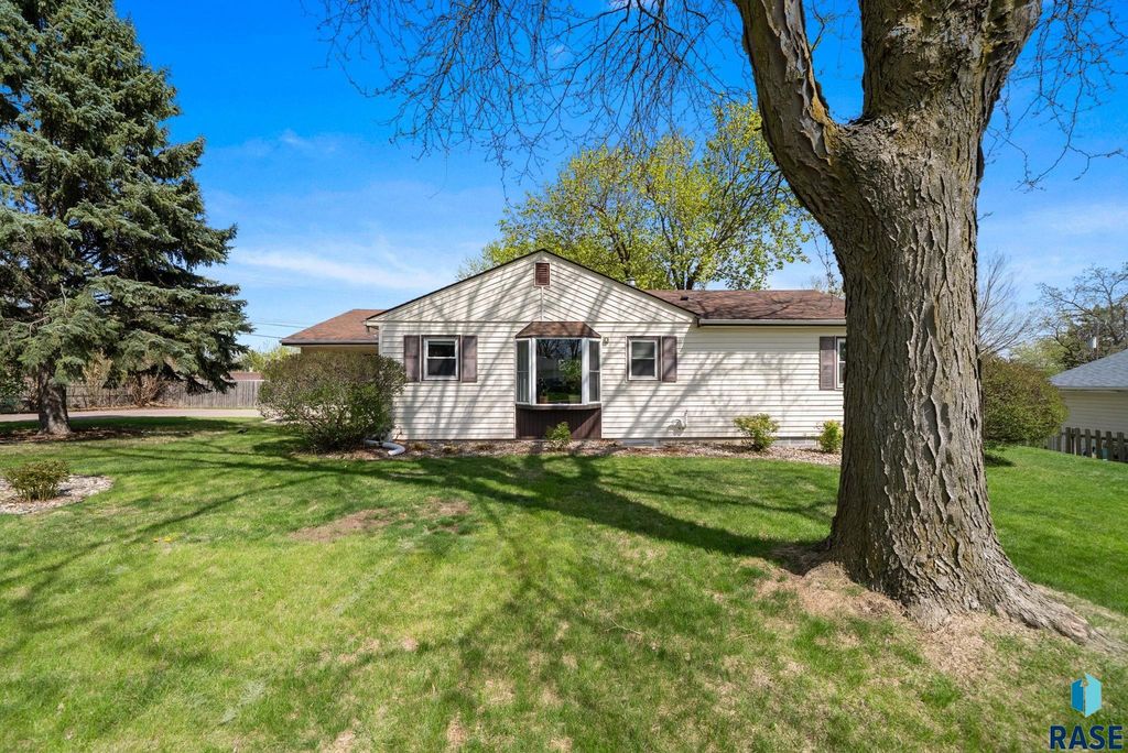 2700 S Hawthorne Ave Avenue, Sioux Falls, SD 57105