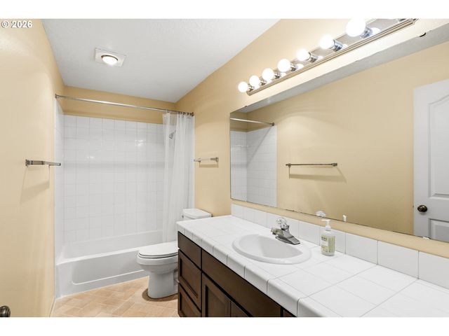 4000 CARMAN Dr 71, Lake Oswego, OR 97035