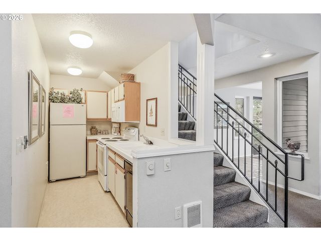 4000 CARMAN Dr 71, Lake Oswego, OR 97035