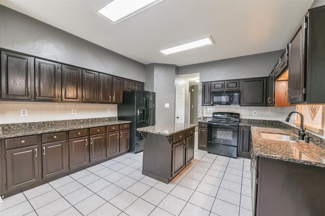 2509 S Mission Circle, Friendswood, TX 77546