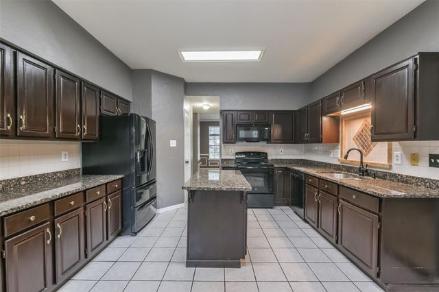 2509 S Mission Circle, Friendswood, TX 77546