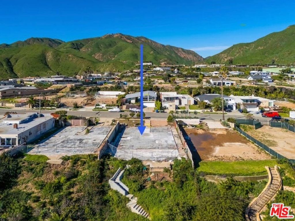 Image 10 of property listing at 18414 Coastline Drive, Malibu, CA 90265