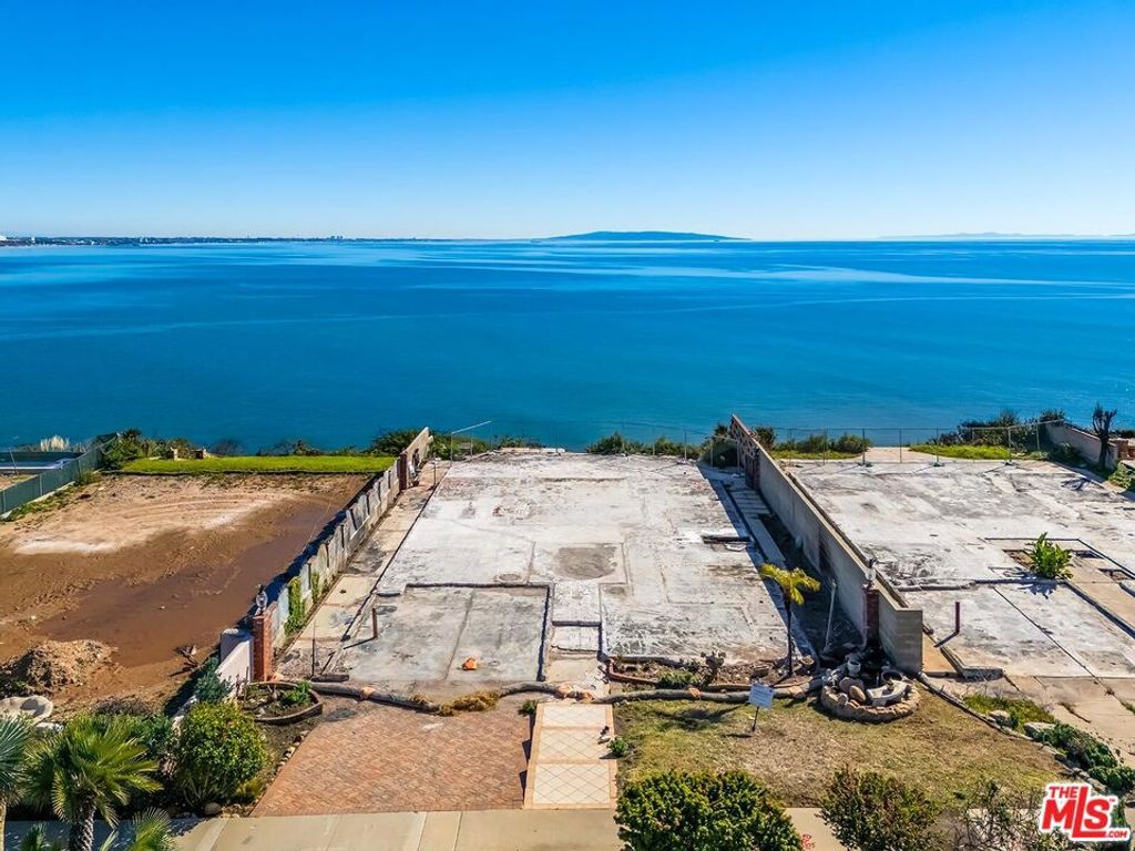 Image 11 of property listing at 18414 Coastline Drive, Malibu, CA 90265