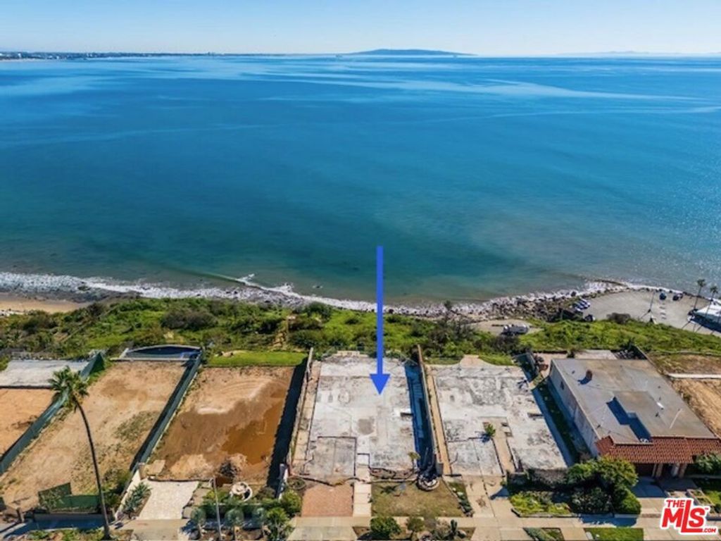 Image 12 of property listing at 18414 Coastline Drive, Malibu, CA 90265