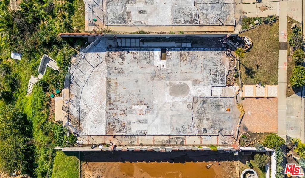 Image 13 of property listing at 18414 Coastline Drive, Malibu, CA 90265