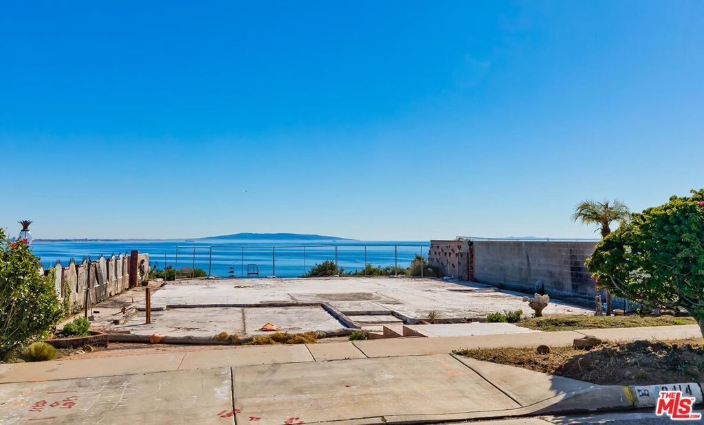 Image 14 of property listing at 18414 Coastline Drive, Malibu, CA 90265