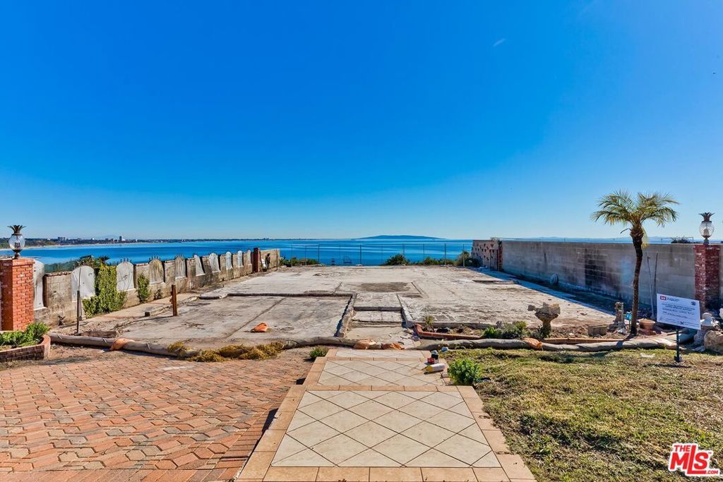 Image 15 of property listing at 18414 Coastline Drive, Malibu, CA 90265