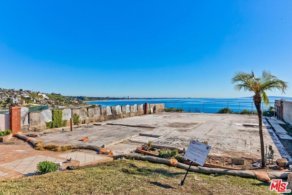 Image 16 of property listing at 18414 Coastline Drive, Malibu, CA 90265