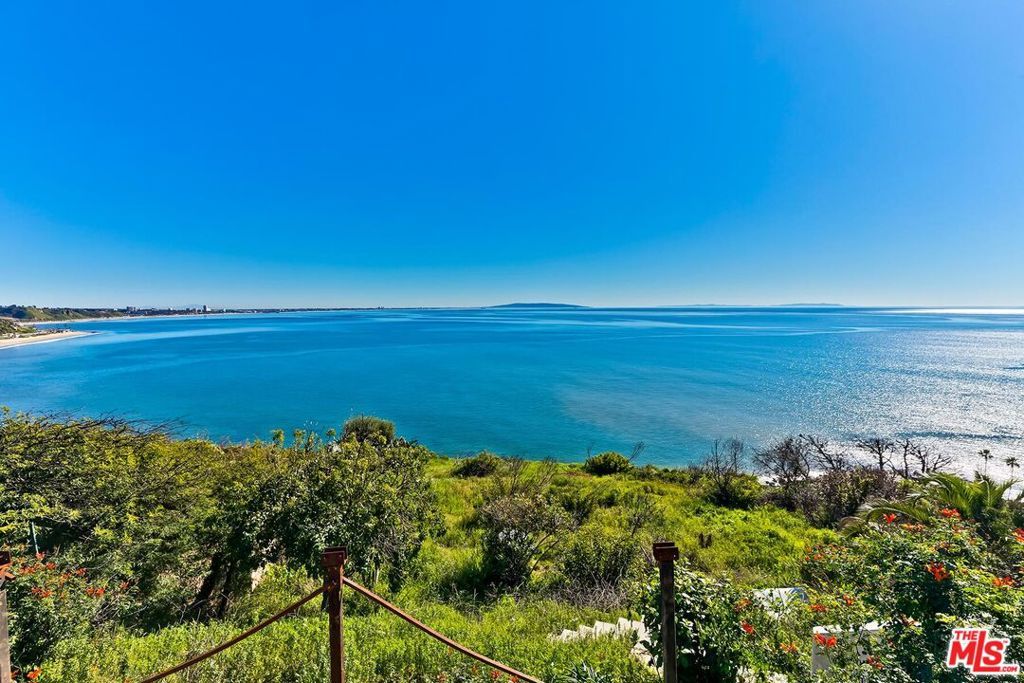 Image 19 of property listing at 18414 Coastline Drive, Malibu, CA 90265