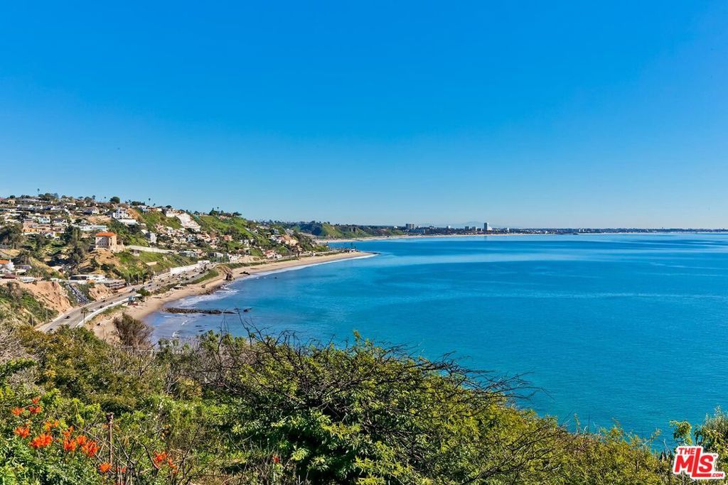 Image 20 of property listing at 18414 Coastline Drive, Malibu, CA 90265