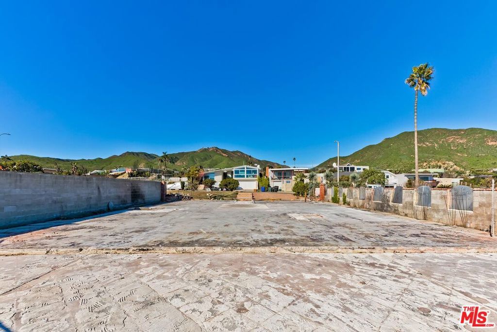 Image 22 of property listing at 18414 Coastline Drive, Malibu, CA 90265