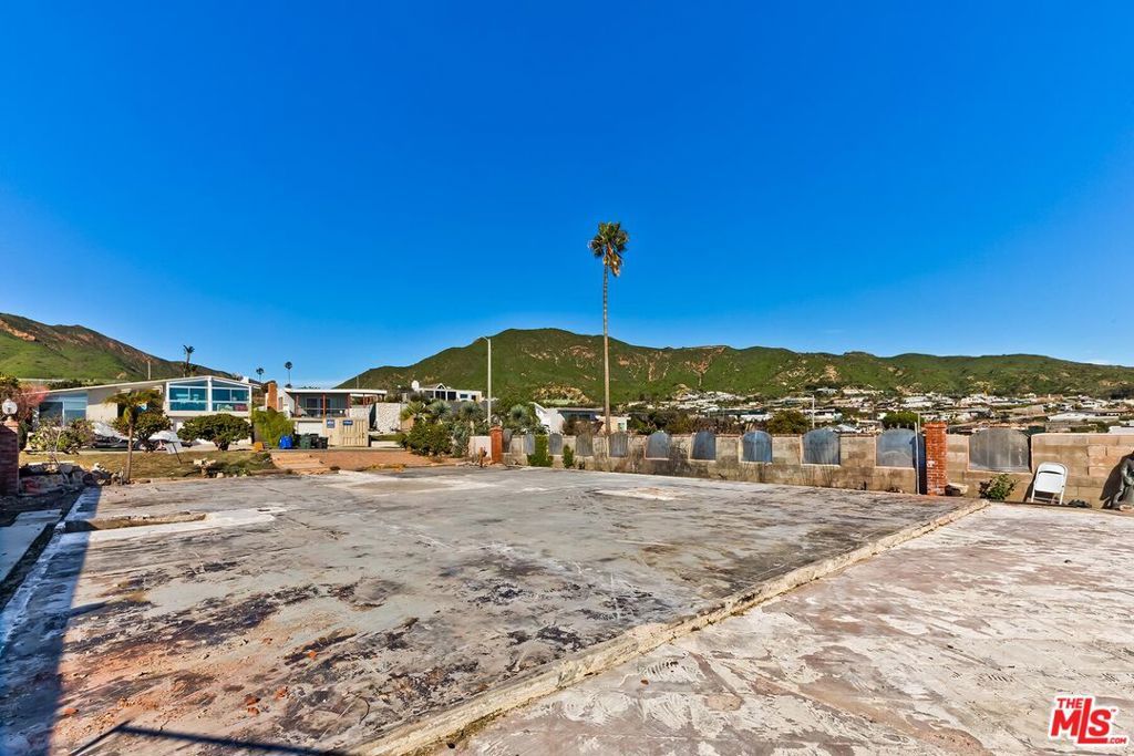 Image 23 of property listing at 18414 Coastline Drive, Malibu, CA 90265