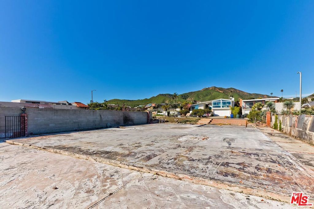 Image 24 of property listing at 18414 Coastline Drive, Malibu, CA 90265