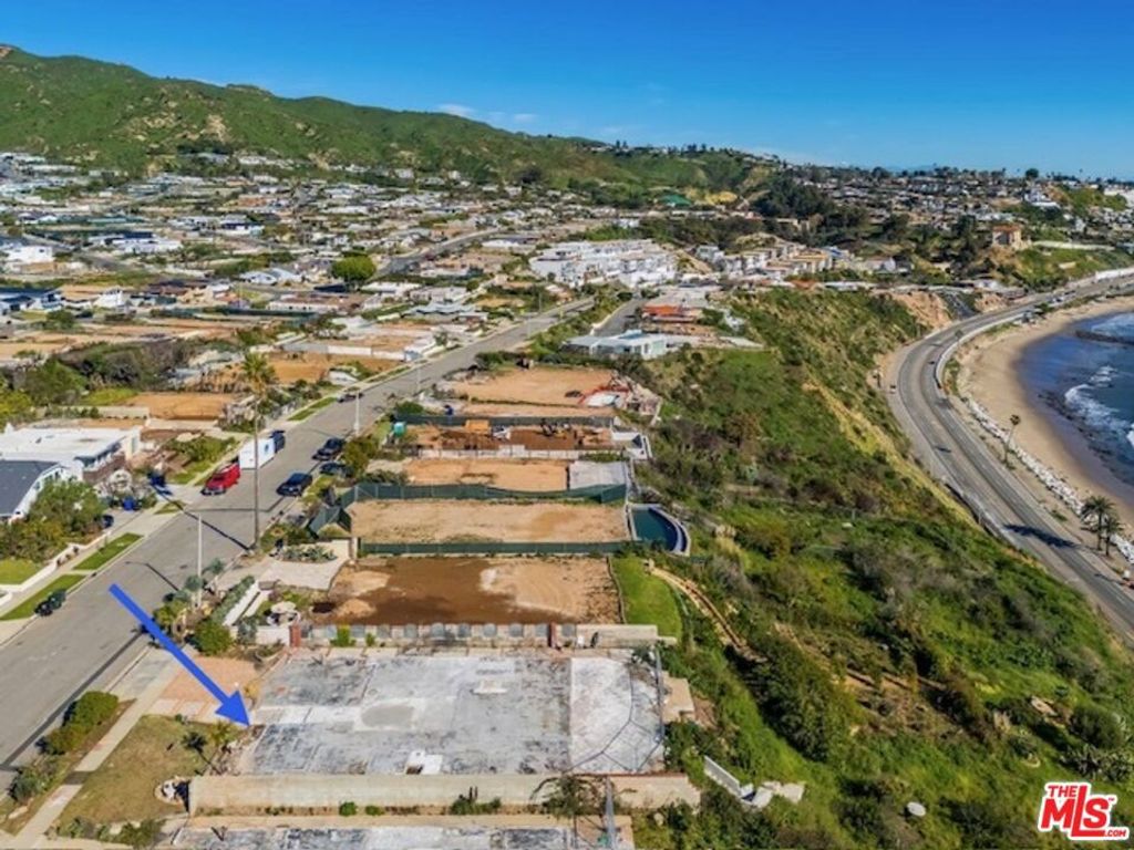 Image 3 of property listing at 18414 Coastline Drive, Malibu, CA 90265