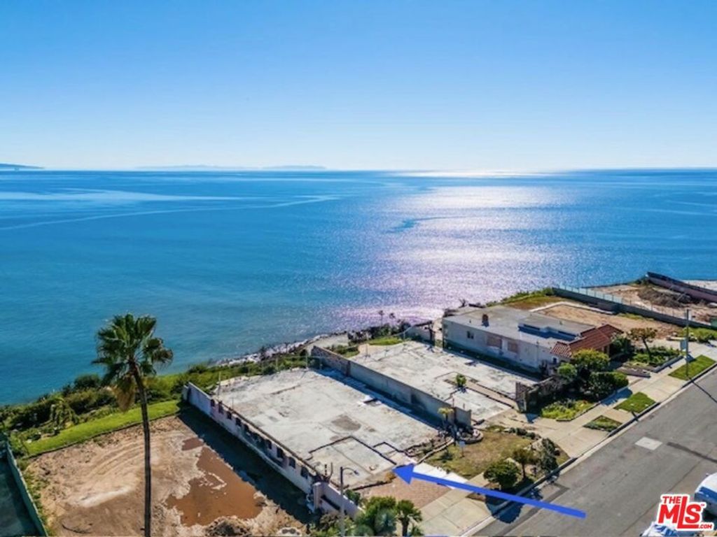 Image 8 of property listing at 18414 Coastline Drive, Malibu, CA 90265