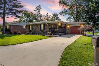 112 Lakeside Drive, Bethalto, IL 62010