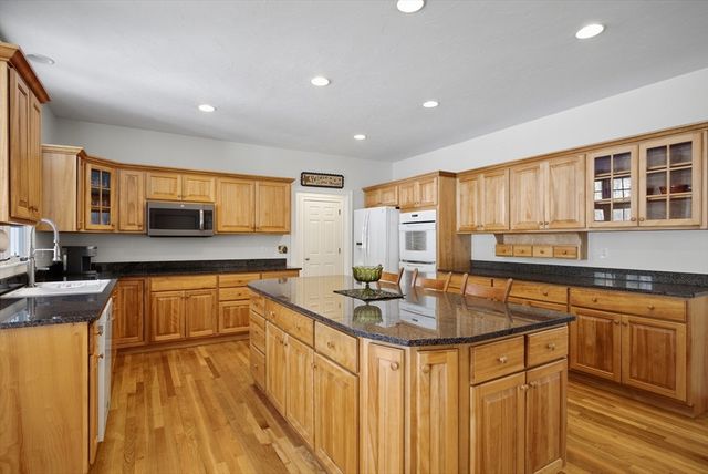 11 Quail Run, Bolton, MA 01740